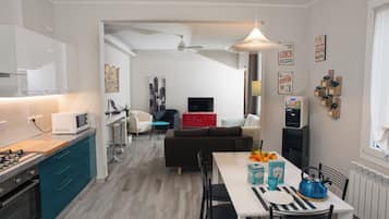Apartamento | Área de estar | TV de tela plana 24 polegadas com canais digitais