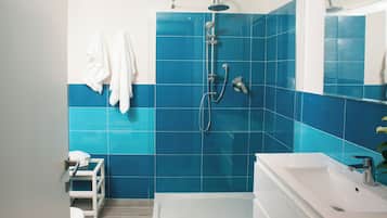 Apartamento | Banheiro | Chuveiro, secador de cabelo, bidê, toalhas de banho