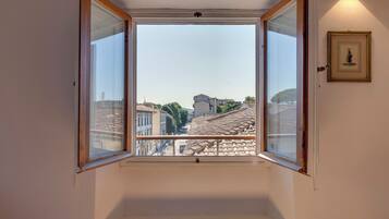 Apartment | 3 bedrooms, laptop workspace, iron/ironing board, free WiFi