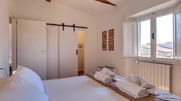 Apartment | 3 bedrooms, laptop workspace, iron/ironing board, free WiFi