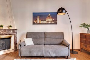 Apartment | Wohnbereich | 24-Zoll-Flachbildfernseher mit Digitalempfang, Kamin