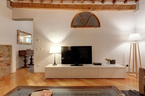 Apartment | Wohnbereich | 24-Zoll-Flachbildfernseher mit Digitalempfang