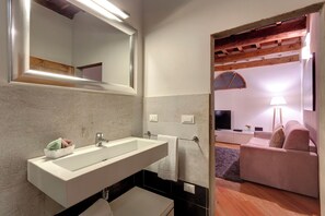 Apartamento | Banheiro | Secador de cabelo, bidê, toalhas de banho, papel higiênico