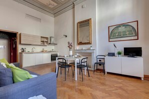 Apartment | Private kitchenette | Fridge, microwave, electric kettle, toaster - Mamo Florence - Servi Apartment (Florence)