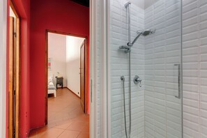Apartament | Bany | Dutxa, assecador de cabells, bidet i tovalloles 