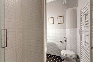 Apartment | Bathroom | Shower, hair dryer, bidet, towels - Mamo Florence - Servi Apartment (Florence)