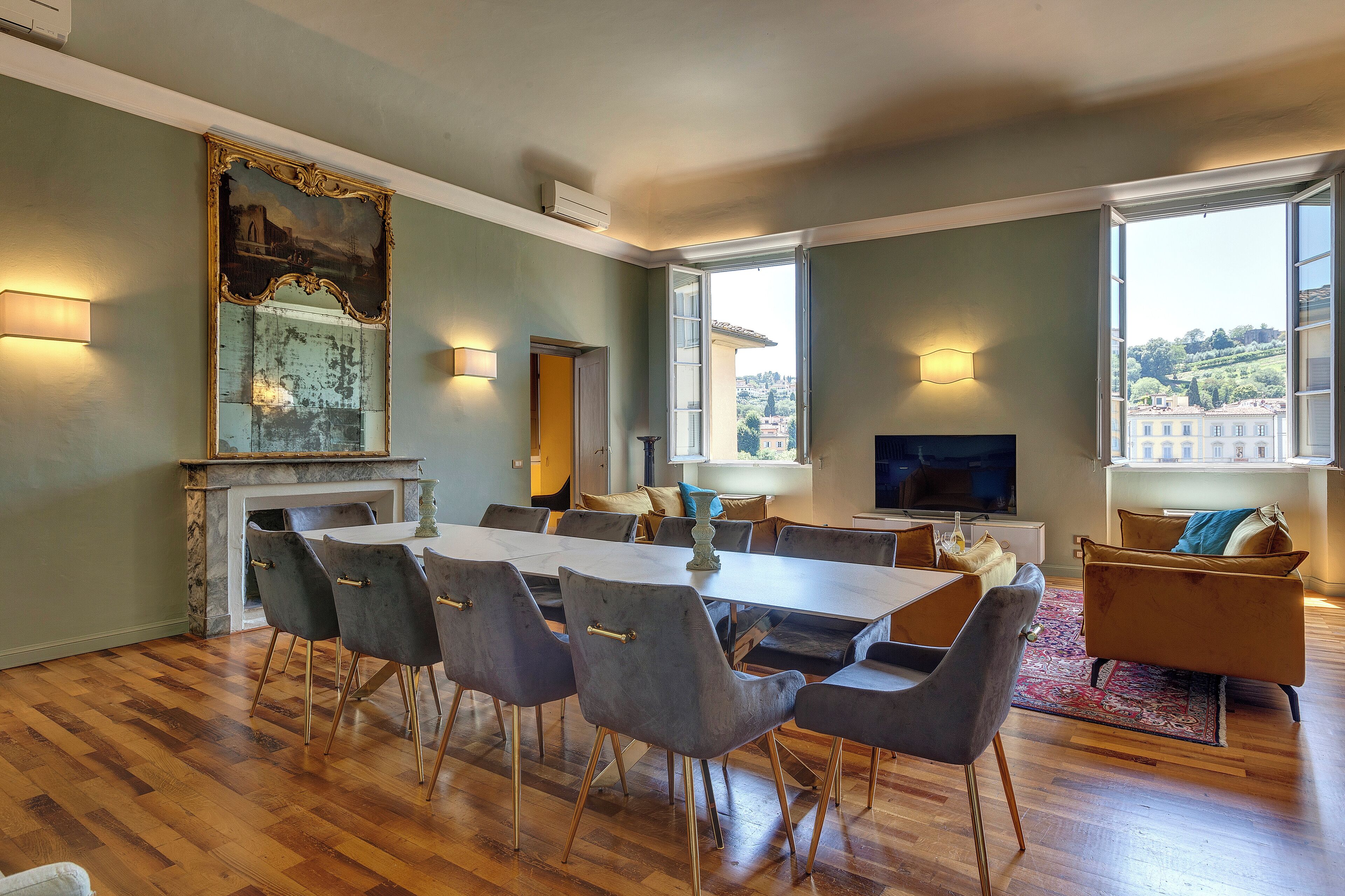 شقة | منطق ة المعيشة | تلفزيون بشاشة مسطحة بحجم 24-بوصة يعرض قنوات تلفزيونية رقمية