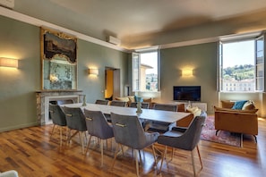 Apartment | Living area | 24-inch flat-screen TV with digital channels - Mamo Florence - Tintori Luxury Palace (Florence)