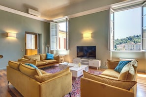 Apartment | Living area | 24-inch flat-screen TV with digital channels - Mamo Florence - Tintori Luxury Palace (Florence)