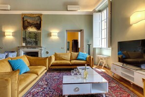 Apartment | Living area | 24-inch flat-screen TV with digital channels - Mamo Florence - Tintori Luxury Palace (Florence)