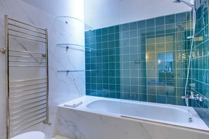 Apartment | Bathroom | Hair dryer, bidet, towels, toilet paper - Mamo Florence - Tintori Luxury Palace (Florence)