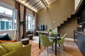 Apartment | Living area | 24-inch flat-screen TV with digital channels - Mamo Florence - Turandot Apartment (Florence)