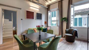 Apartment | Wohnbereich | 24-Zoll-Flachbildfernseher mit Digitalempfang