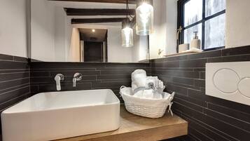 Estudio | Baño | Regadera, secadora de cabello, bidet, toallas