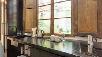 Estudio | Cocineta privada | Refrigerador con congelador, horno y parrilla de estufa