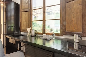 Studio | Private kitchenette | Full-sized fridge, oven, stovetop, electric kettle - Mamo Florence - Vigna Vecchia Studio (Florence)