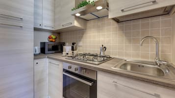 Apartment | Private kitchenette | Full-sized fridge, microwave, oven, coffee/tea maker