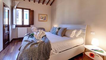 Departamento | Espacio para trabajar con laptop y tabla de planchar con plancha