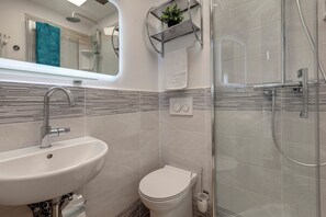 Apartment | Bathroom | Shower, hair dryer, bidet, towels - Mamo Florence - Zalinda Aparment (Florence)