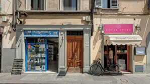 A storefront with a blue sign labeled "Tech World" and a pink sign for "Royal India." - Mamo Florence - Zante Aparment (Florence)