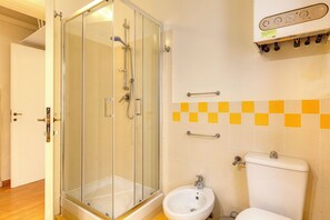 Bathroom - Salterelli Apartments by Mamo Florence (Florence)