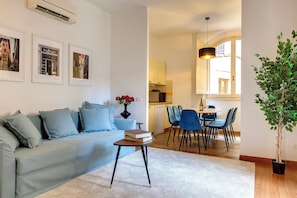 Apartment | Living area | 24-inch flat-screen TV with digital channels - Salterelli Apartments by Mamo Florence (Florence)