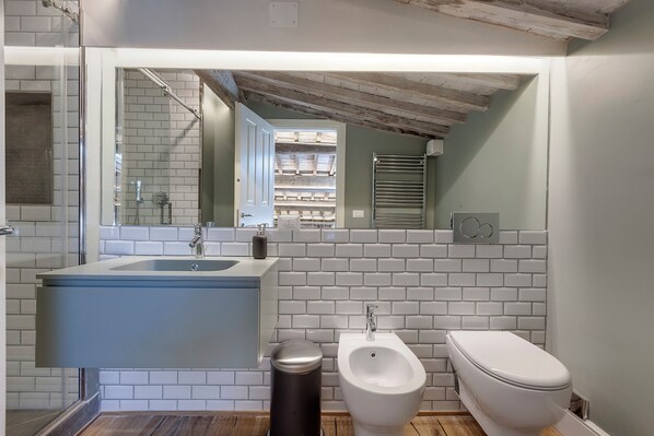 Apartment | Bathroom | Hair dryer, bidet, towels, toilet paper - Mamo Florence - Sant'Agostino Luxury Apartment (Florence)