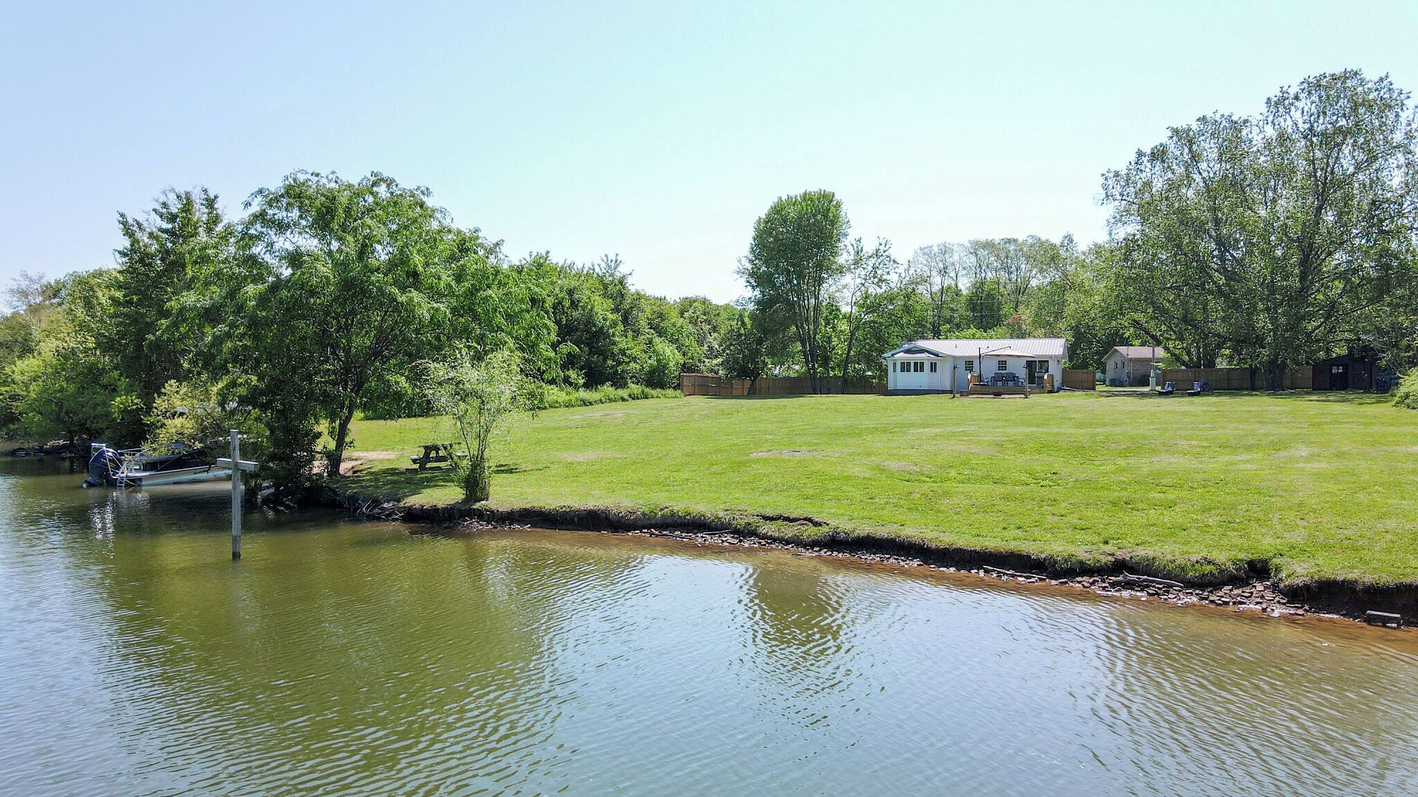 Lake Lagoon , 3 bedroom, 2 bath lakehouse , just steps away from the lake!