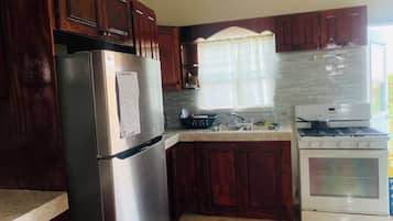 Refrigerador, microondas, horno y parrilla de estufa