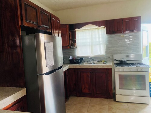 3-bedroom house in brilliant Potters Village with AC