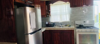 3-bedroom house in brilliant Potters Village with AC