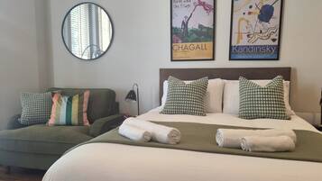 Tabla de planchar con plancha, wifi gratis, ropa de cama