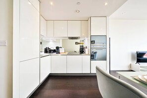 Refrigerador, microondas, horno y lavavajillas 