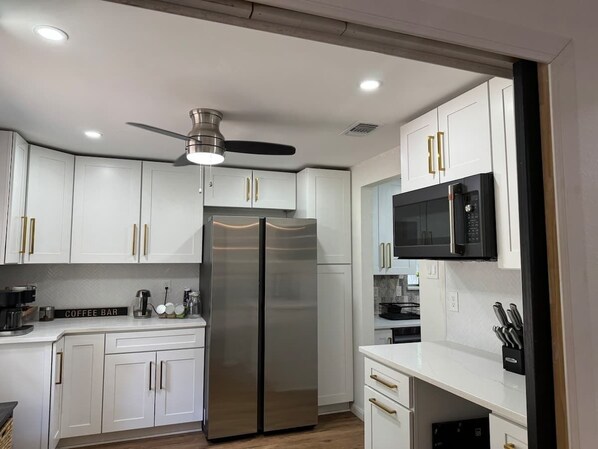 冷蔵庫、電子レンジ、オーブン、コンロ