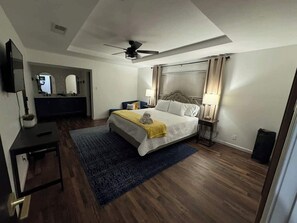 4 chambres, bureau, fer et planche à repasser, lit parapluie