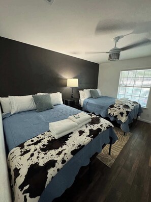 4 室のベッドルーム、デスク、アイロン / アイロン台、旅行用ベビーベッド