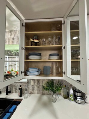 冷蔵庫、電子レンジ、オーブン、コンロ