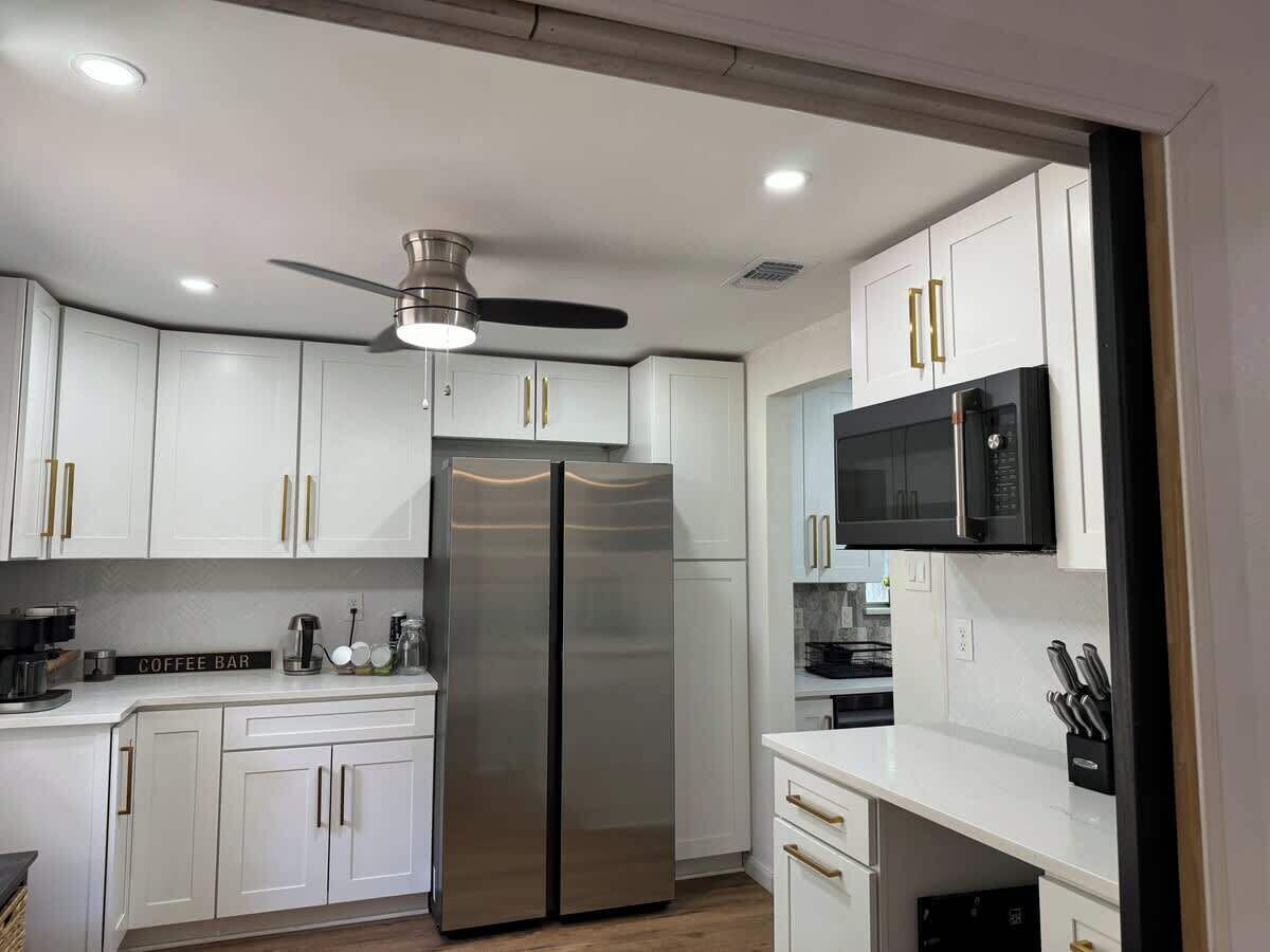 Een koelkast, een magnetron, een oven, een kookplaat