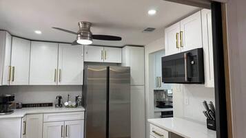 Een koelkast, een magnetron, een oven, een kookplaat