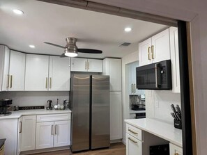 Réfrigérateur, micro-ondes, four, plaque de cuisson