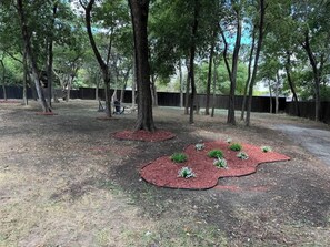 Property grounds - Urban Cowboy Oasis, Sleeps 12, Near Stadiums, DWTN Dallas, Pet Friendly! (Duncanville)