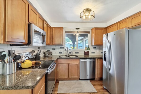 Fridge, microwave, oven, stovetop - Eugene Retreat walk to Autzen & Pet-Friendly (Eugene)