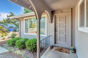 Property grounds - Eugene Retreat walk to Autzen & Pet-Friendly (Eugene)