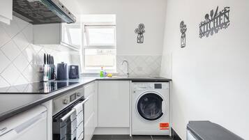 Fridge, oven, stovetop, coffee/tea maker