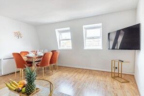Dining - |> Bright n' Charming Air Conditioned Two Bed in Heart of London<| (London)