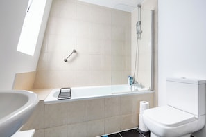 Hair dryer, towels, soap, shampoo - |> Bright n' Charming Air Conditioned Two Bed in Heart of London<| (London)