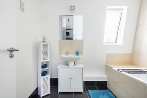 Secadora de cabello, toallas, jabón, shampoo 