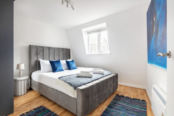 2 habitaciones, tabla de planchar con plancha y cuna de viaje 