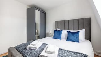 2 habitaciones, tabla de planchar con plancha y cuna de viaje