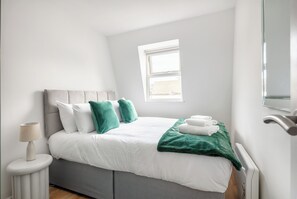 2 habitaciones, tabla de planchar con plancha y cuna de viaje 